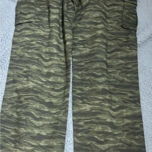 NWT Men’s Amazon Essentials Camouflage Cargo Pants
Size 32X30